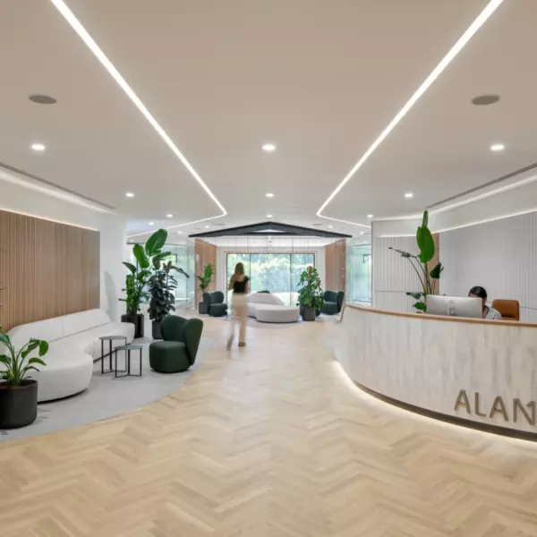 Biophilic curved reception at Alantra