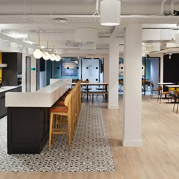 Teapoint and cafe seating at Causeway