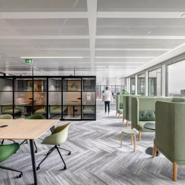 Quiet and collaborative workspace in London office