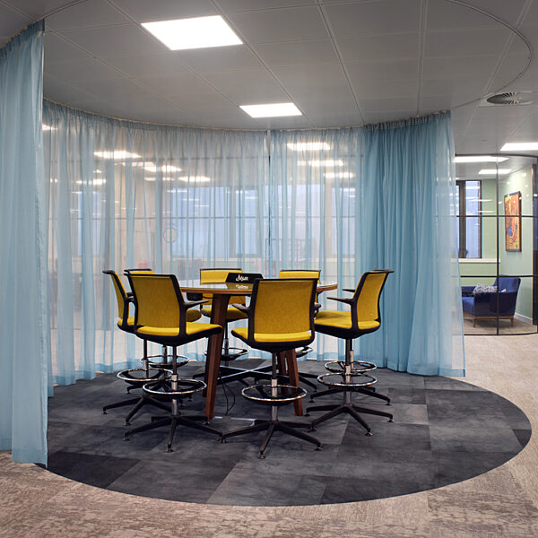 Partitioned impromptu meeting space