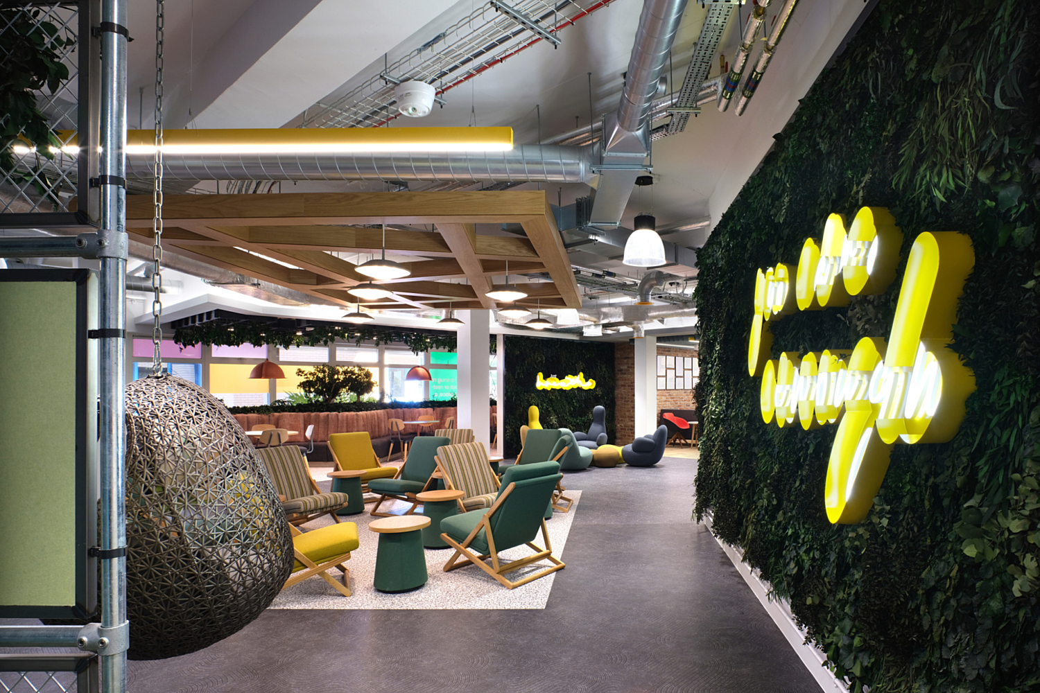 Biophilic wall and unique seating