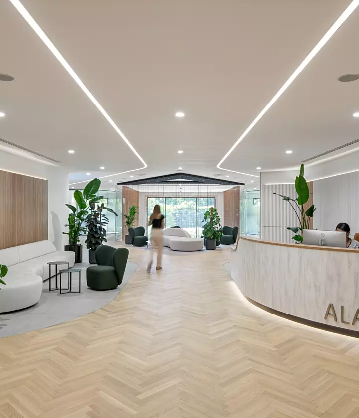 Biophilic curved reception at Alantra