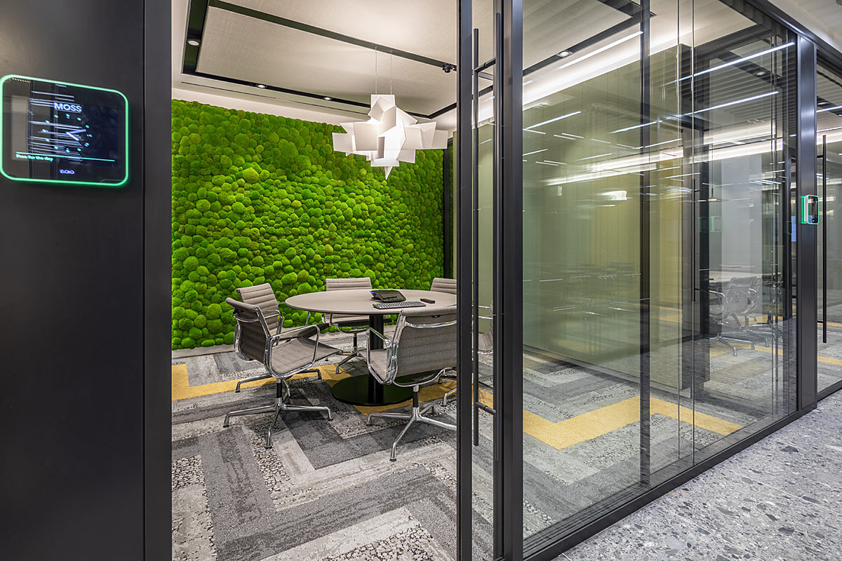 Living wall in conference room desig