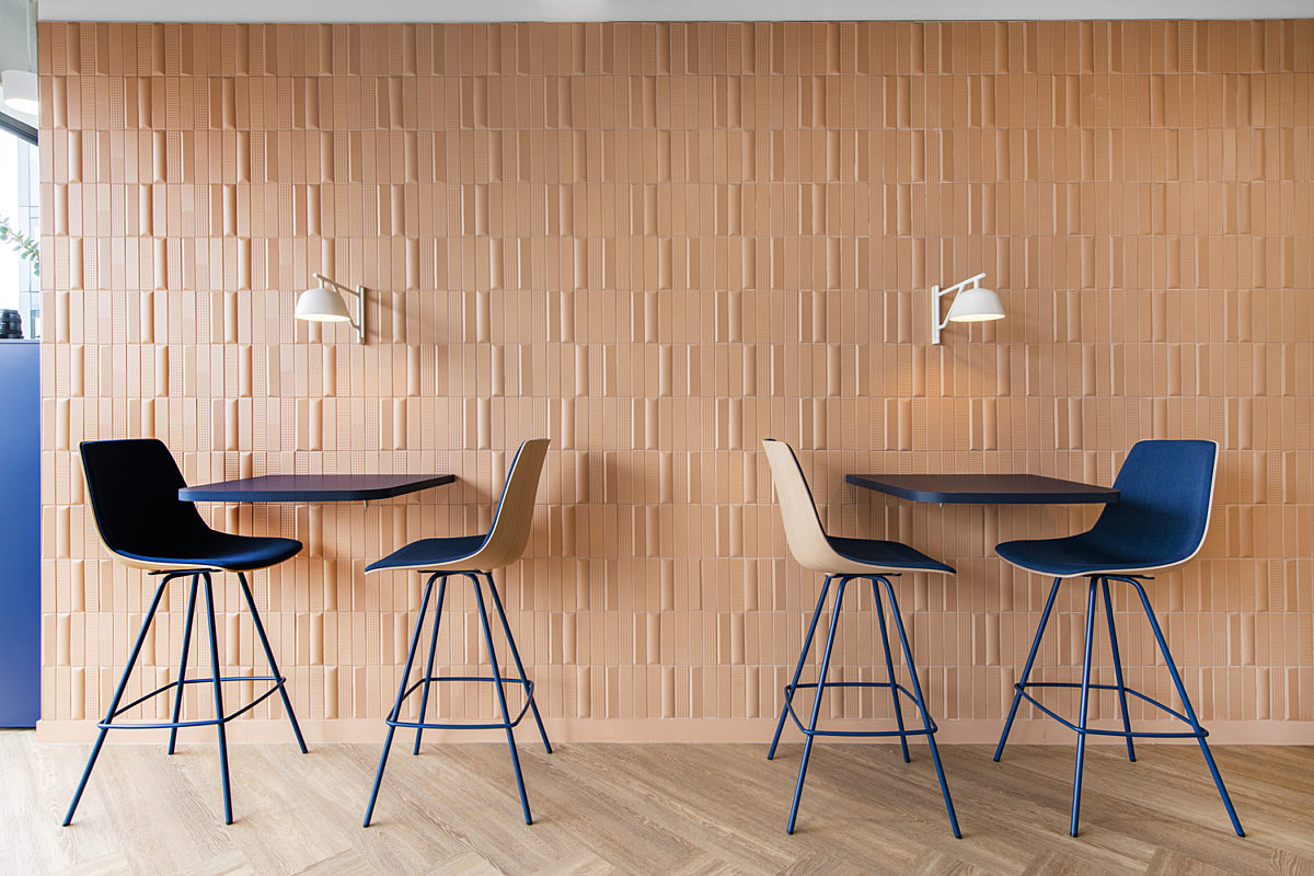 Textured wall with fixed tables for sociable moments