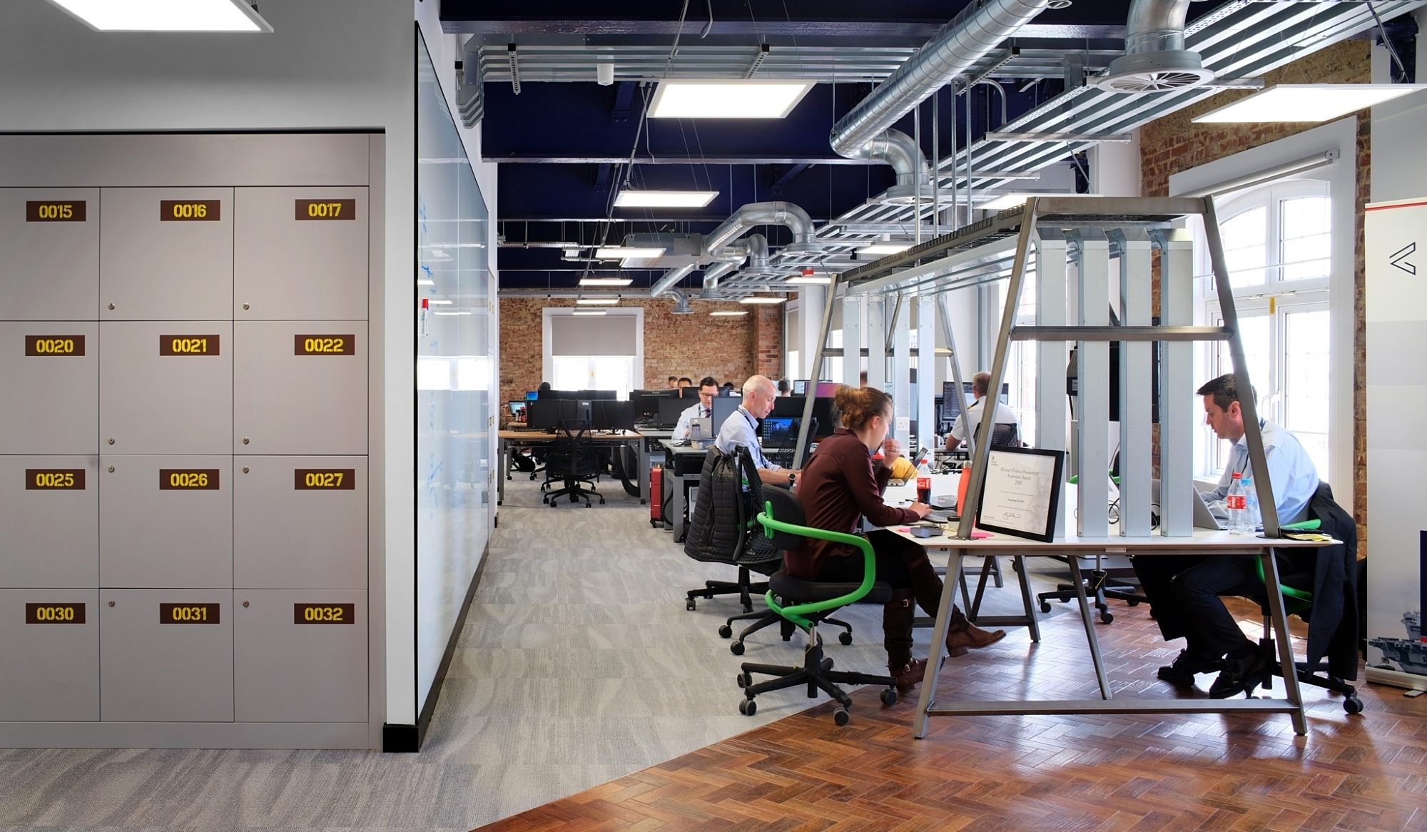 Touchdown workplaces and lockers in a modern office