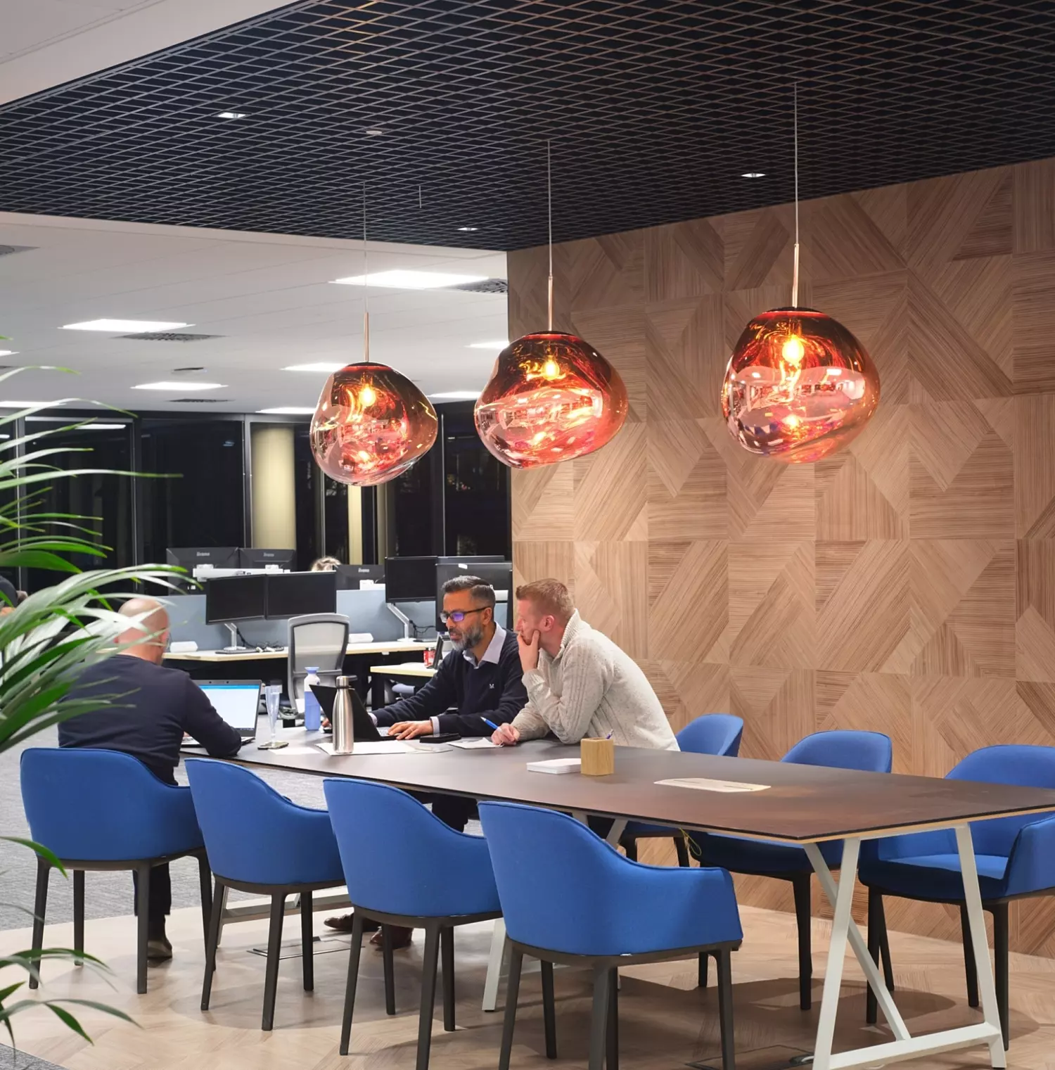 Comfortable desks to collaborate with modern lighting