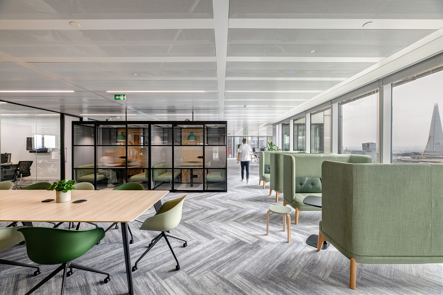 Quiet and collaborative workspace in London office