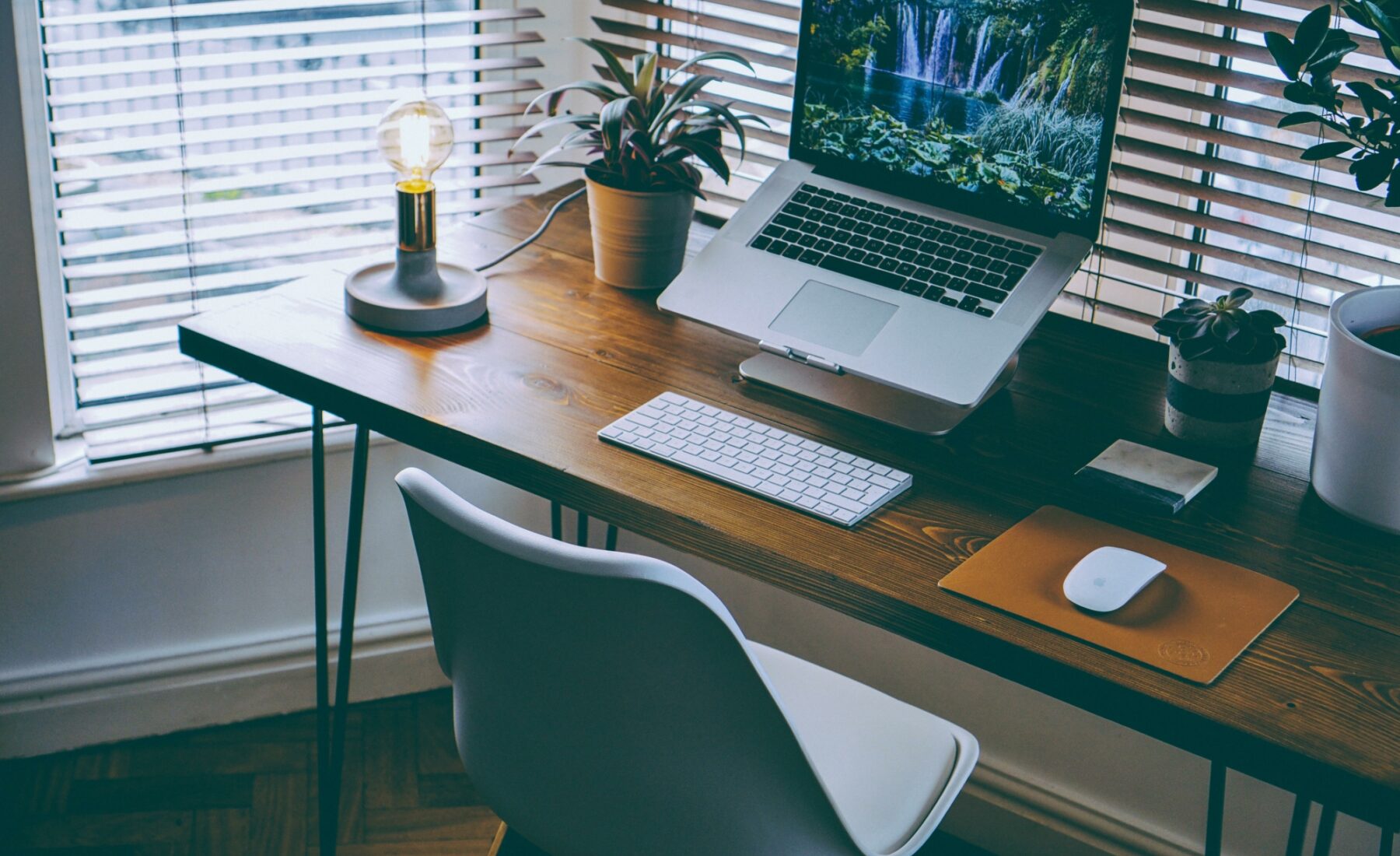 Home office desk set up